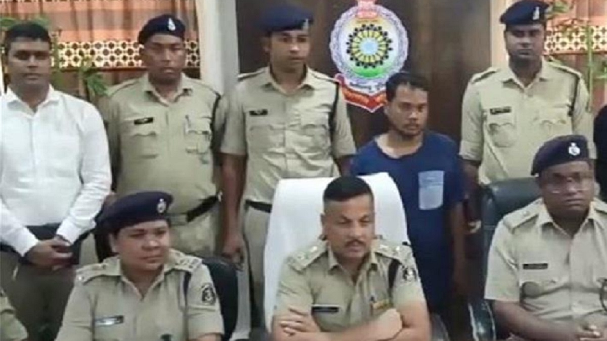 अनुकंपा नौकरी के लिए युवक ने की मां-बाप और दादी की हत्या, घर में ही जलाई लाश; ऐसे हुआ खुलासा अनुकंपा नौकरी के लिए युवक ने की मां-बाप और दादी की हत्या, घर में ही जलाई लाश; ऐसे हुआ खुलासा